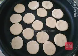 Illustration of how to make banana and sesame cakes 8