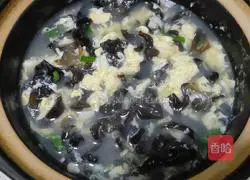 Illustration of how to make black fungus and egg soup 6