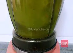 Illustration of how to make raw celery drink 6