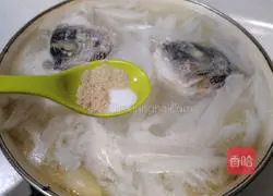 Illustration of how to make shredded radish fish soup 8