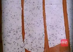 Illustration of how to make Tianjin snacks with fork 3