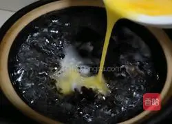 Illustration of how to make black fungus and egg soup 3