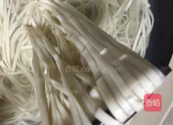 Illustration of how to make fried noodles with green onion luncheon meat 2
