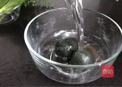 Illustration of how to make shrimp skin egg soup 2