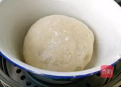 Illustration of how to make leek and spinach vegetarian buns 4