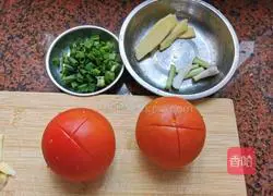 Illustration of how to make tomato crucian carp soup 2