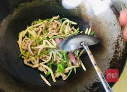 Illustration of how to make fried pork with king oyster mushrooms and green peppers 5