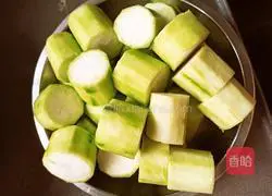 Illustration of how to make casserole with bamboo sheng and loofah 3