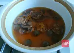 Illustration of how to make rock sugar, dried apricot and longan tea 10