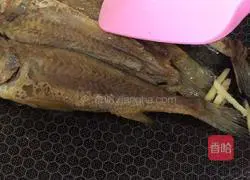 Illustration of how to make small yellow croaker and shredded radish soup 7