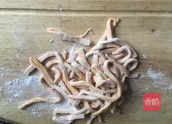 Illustration of how to make colorful hand-rolled noodles 13