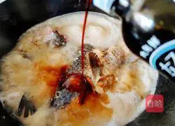 Illustration of how to make crucian carp white jade soup 5