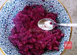 Illustration of how to make purple sweet potato and pumpkin yogurt cup 8