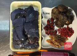 Illustration of how to make ginseng and black chicken soup 1