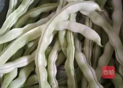 Illustration of how to make pork belly stewed with kidney beans 1