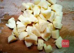 Illustration of how to make pineapple in sugar water 3