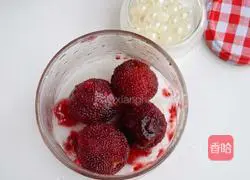 Illustration of how to make double-berry pop-pop ice drink 3