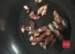 Illustration of how to make fried snow peas with sausage 5