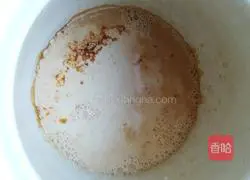 Illustration of how to make fragrant caramel milk tea 4