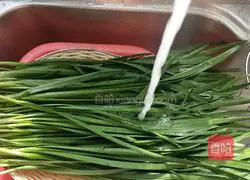 Illustration of how to make leek and pork dumplings 1