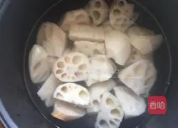 Illustration of how to make pork ribs and lotus root soup 8