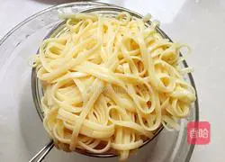 Illustration of how to make fried pasta with black pepper steak 6