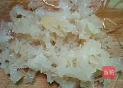Illustration of how to make coconut and white fungus soup 3