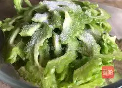 Illustration of how to make bitter melon and egg pancakes 3