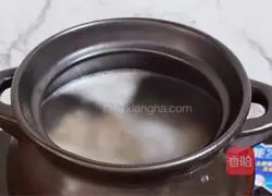 Illustration of how to make pork ribs, yam, corn and carrot soup 9