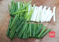Illustration of how to make noodles with scallion oil 2