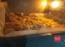 Illustration of how to make ham and shrimp pizza 5