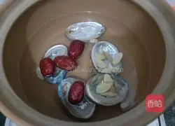 Illustration of how to make abalone and chicken soup 3