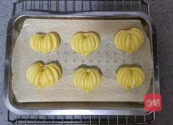 Illustration of how to make pumpkin flower steamed buns 17