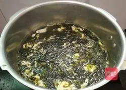 Illustration of how to make seaweed and egg soup 9