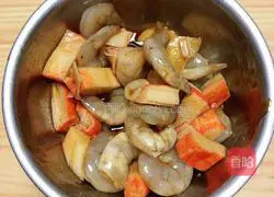 Illustration of how to make creamy mushroom seafood pasta 4