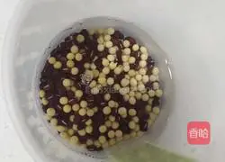 Illustration of how to make red dates and red bean soy milk 1