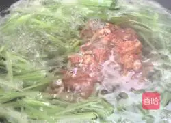 Illustration of how to make wolfberry, lettuce and shredded pork soup 6