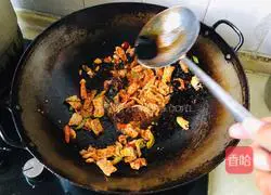 Illustration of how to make steamed beans and braised noodles 7