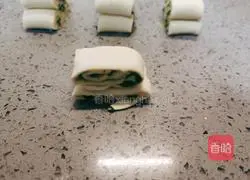 Illustration of how to make spring onion rolls 13