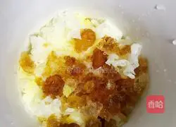 Illustration of how to make peach gum and white fungus soup 5