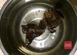 Illustration of making black bearfoot fungus fresh bamboo shoots and native chicken soup 2