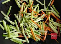 Illustration of how to stir-fry shredded pork with garlic moss 4