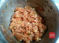 Illustration of how to make carrot and fresh meat wontons 5