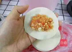 Illustration of how to make carrot, corn and pork dumplings 6