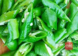 Fried chili pepper Illustration of how to make preserved eggs 1