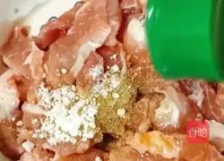 Illustration of how to stir-fry pork with luffa 4