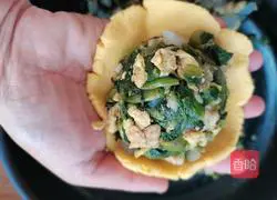 Illustration of how to make corn dough with bamboo shoot leaves and oil residue 15