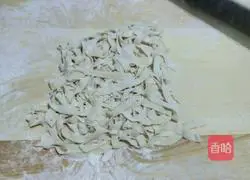 Illustration of how to make hand-made noodles with two onions 8