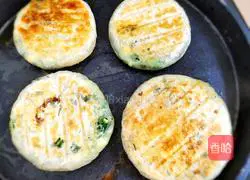 Illustration of how to make large chive pie with thin crust and stuffing 8