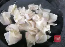 Three fresh wontons Illustration of how to do it 8